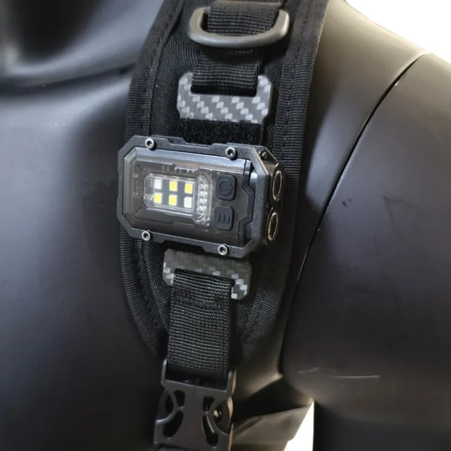 Linterna táctica EDC mini con placa de bucle para correa 25mm