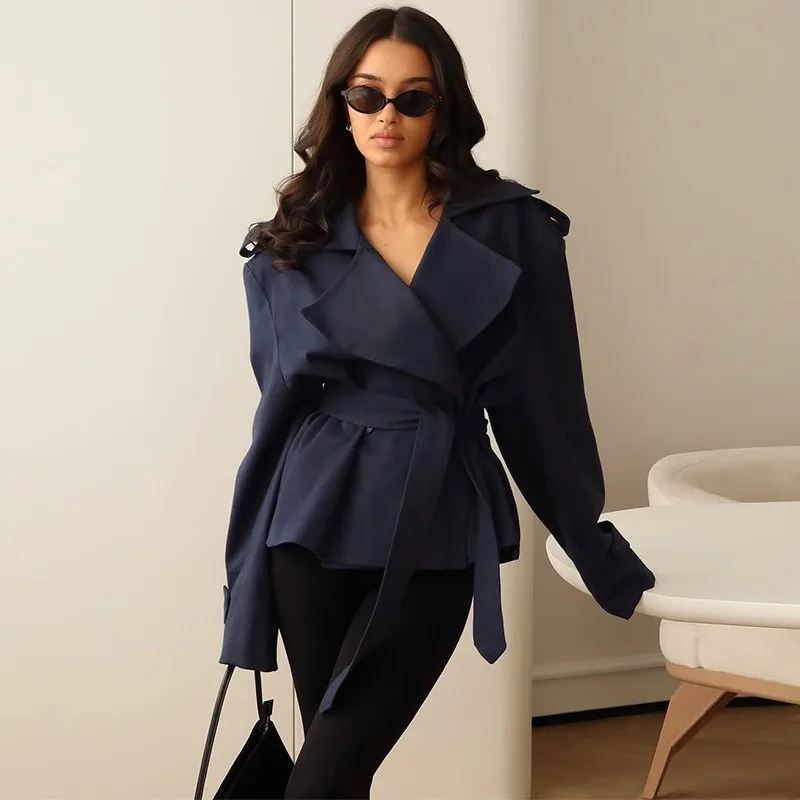 Gabardina recortada con cordones y hombros anchos para mujer