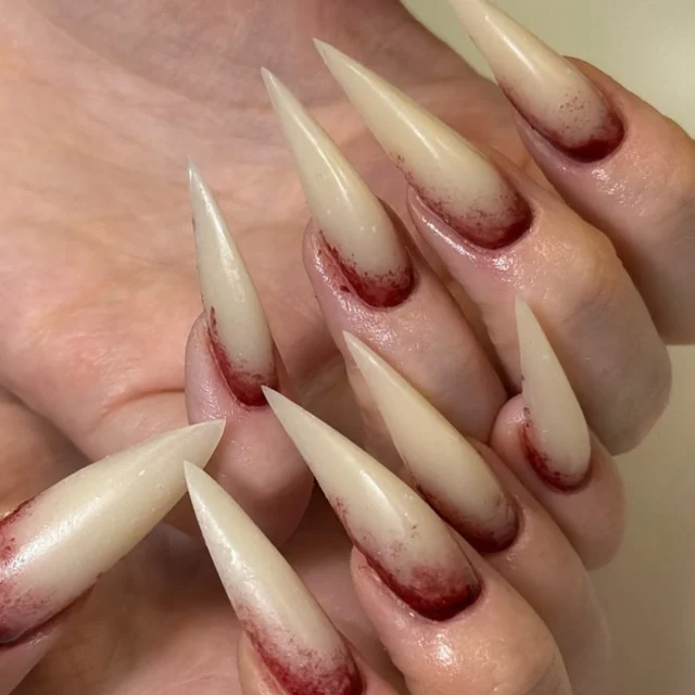 24 Uñas postizas nude con manchas de sangre - Acrílico